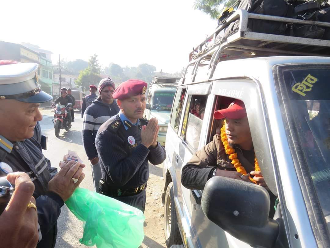 यात्रुको जिवन चालकको हातमा छ तपाइलाई घर परिवारले कुरेर बसिरहेको छ भन्दै हात जोड्दै मकवानपुर एसपी:राठौर