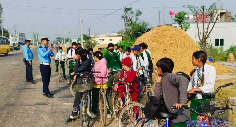 जिल्ला ट्राफिक प्रहरी कार्यालय बाँकेको आयोजनामा विभिन्न पोष्टहरुमा ट्राफिक सचेतना