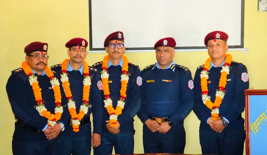 बढुवा भएकालाई बाँके एसपी तुलबहादुर कार्कीद्वारा दर्ज्यानी चिन्हद्वारा सुशोभित