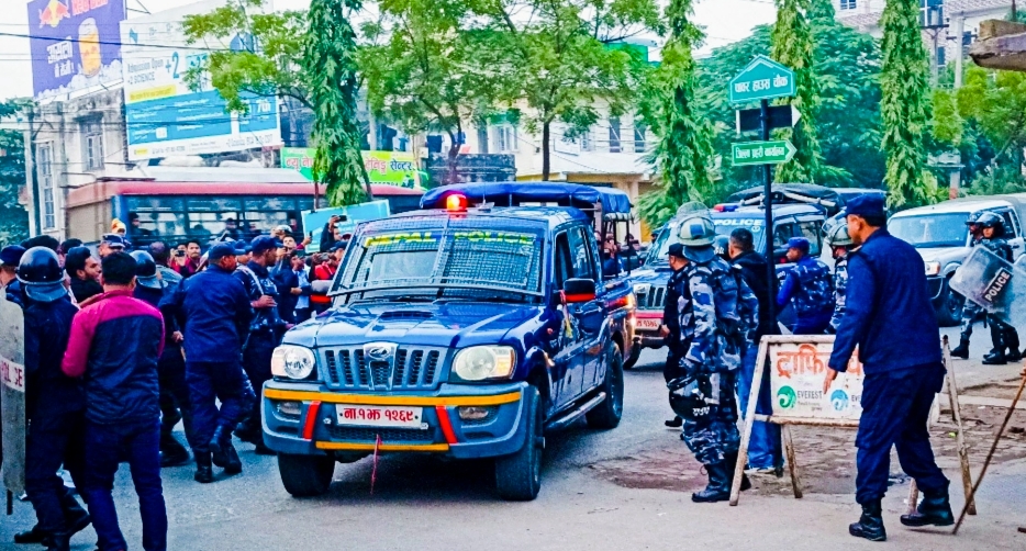 रवीलाई न्याय दे,जनता झुक्काउन पाइँदैन, राजनीति प्रतिशोध बन्द गर प्लेकार्ड प्रदर्शन,